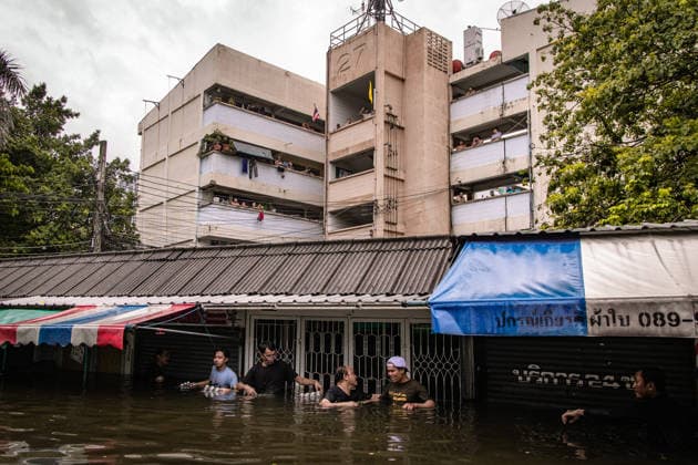 Aftermath of heavy rain in Bangkok BANGKOK, THAILAND - SEPTEMBER 27: People walk through floodwater on a road after heavy rainfall in Bangkok, Thailand on September 27, 2026. The Thai Meteorological Department issued warnings for heavy to very heavy rainfall affecting Greater Bangkok and provinces across Thailand. Wissarut Weerasopon Anadolu Bangkok Thailand. Editorial use only. Please get in touch for any other usage.  Copyright: x2026xAnadoluxWissarutxWeerasoponx