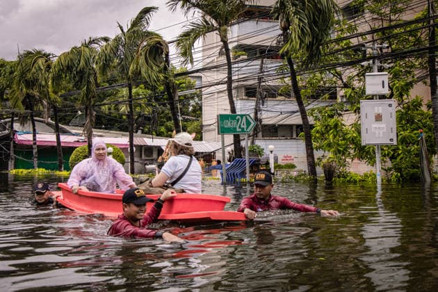 Aftermath of heavy rain in Bangkok BANGKOK, THAILAND - SEPTEMBER 27: Rescue teams and residents wade through deep floodwaters on a boat past inundated apartment complexes at the Khlong Chan Housing Authority Flats, after authorities declared a flood disaster following heavy rainfall in Bangkok, Thailand on September 27, 2026. The severe flooding has forced thousands into temporary shelters, while the Thai Meteorological Department continues to issue warnings for heavy to very heavy rain across the country. Wissarut Weerasopon Anadolu Bangkok Thailand. Editorial use only. Please get in touch for any other usage.  Copyright: x2026xAnadoluxWissarutxWeerasoponx