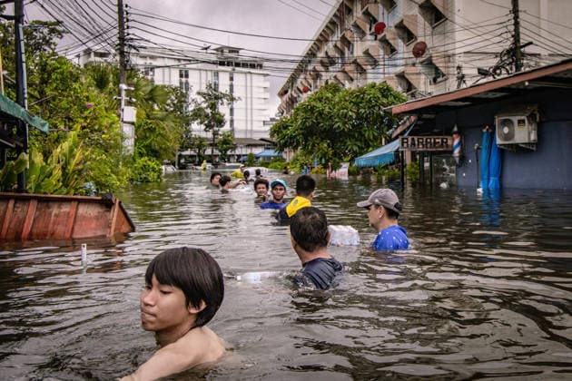 Aftermath of heavy rain in Bangkok BANGKOK, THAILAND - SEPTEMBER 27: People walk through floodwater on a road after heavy rainfall in Bangkok, Thailand on September 27, 2026. The Thai Meteorological Department issued warnings for heavy to very heavy rainfall affecting Greater Bangkok and provinces across Thailand. Wissarut Weerasopon Anadolu Bangkok Thailand. Editorial use only. Please get in touch for any other usage.  Copyright: x2026xAnadoluxWissarutxWeerasoponx