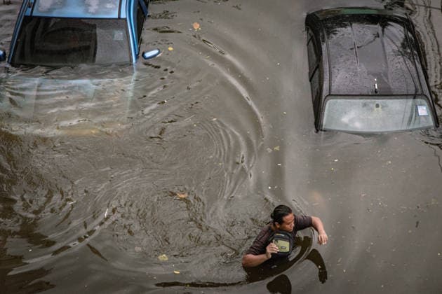 Aftermath of heavy rain in Bangkok BANGKOK, THAILAND - SEPTEMBER 27: People walk through floodwater on a road after heavy rainfall in Bangkok, Thailand on September 27, 2026. The Thai Meteorological Department issued warnings for heavy to very heavy rainfall affecting Greater Bangkok and provinces across Thailand. Wissarut Weerasopon Anadolu Bangkok Thailand. Editorial use only. Please get in touch for any other usage.  Copyright: x2026xAnadoluxWissarutxWeerasoponx