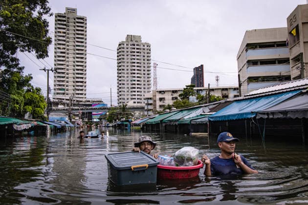 Aftermath of heavy rain in Bangkok BANGKOK, THAILAND - SEPTEMBER 27: People walk through floodwater on a road after heavy rainfall in Bangkok, Thailand on September 27, 2026. The Thai Meteorological Department issued warnings for heavy to very heavy rainfall affecting Greater Bangkok and provinces across Thailand. Wissarut Weerasopon Anadolu Bangkok Thailand. Editorial use only. Please get in touch for any other usage.  Copyright: x2026xAnadoluxWissarutxWeerasoponx