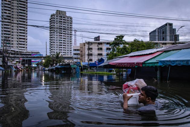Aftermath of heavy rain in Bangkok BANGKOK, THAILAND - SEPTEMBER 27: People walk through floodwater on a road after heavy rainfall in Bangkok, Thailand on September 27, 2026. The Thai Meteorological Department issued warnings for heavy to very heavy rainfall affecting Greater Bangkok and provinces across Thailand. Wissarut Weerasopon Anadolu Bangkok Thailand. Editorial use only. Please get in touch for any other usage.  Copyright: x2026xAnadoluxWissarutxWeerasoponx