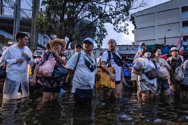 Aftermath of heavy rain in Bangkok BANGKOK, THAILAND - SEPTEMBER 27: People walk through floodwater on a road after heavy rainfall in Bangkok, Thailand on September 27, 2026. The Thai Meteorological Department issued warnings for heavy to very heavy rainfall affecting Greater Bangkok and provinces across Thailand. Wissarut Weerasopon Anadolu Bangkok Thailand. Editorial use only. Please get in touch for any other usage.  Copyright: x2026xAnadoluxWissarutxWeerasoponx