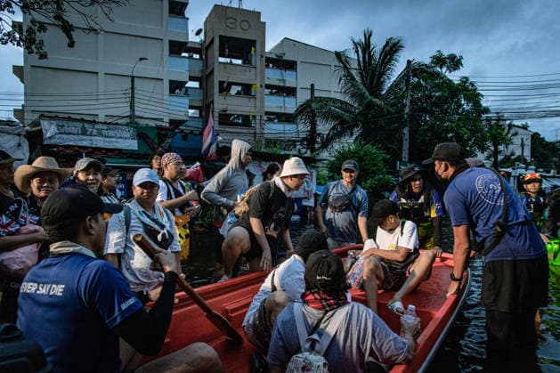 Aftermath of heavy rain in Bangkok BANGKOK, THAILAND - SEPTEMBER 27: Rescue teams and residents wade through deep floodwaters on a boat past inundated apartment complexes at the Khlong Chan Housing Authority Flats, after authorities declared a flood disaster following heavy rainfall in Bangkok, Thailand on September 27, 2026. The severe flooding has forced thousands into temporary shelters, while the Thai Meteorological Department continues to issue warnings for heavy to very heavy rain across the country. Wissarut Weerasopon Anadolu Bangkok Thailand. Editorial use only. Please get in touch for any other usage.  Copyright: x2026xAnadoluxWissarutxWeerasoponx