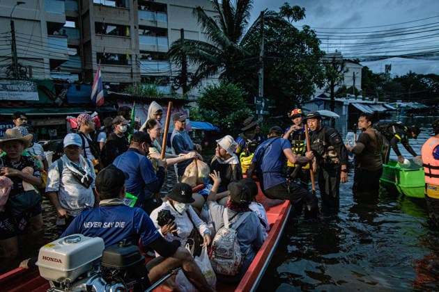 Aftermath of heavy rain in Bangkok BANGKOK, THAILAND - SEPTEMBER 27: Rescue teams and residents wade through deep floodwaters on a boat past inundated apartment complexes at the Khlong Chan Housing Authority Flats, after authorities declared a flood disaster following heavy rainfall in Bangkok, Thailand on September 27, 2026. The severe flooding has forced thousands into temporary shelters, while the Thai Meteorological Department continues to issue warnings for heavy to very heavy rain across the country. Wissarut Weerasopon Anadolu Bangkok Thailand. Editorial use only. Please get in touch for any other usage.  Copyright: x2026xAnadoluxWissarutxWeerasoponx
