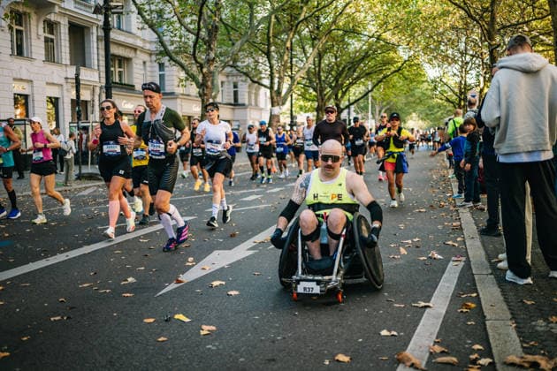 Highlights from the 52nd BMW BERLIN MARATHON on September 27, 2026, in Berlin: Runners on the marathon course and spectators lining the route of the 2026 BMW Berlin Marathon