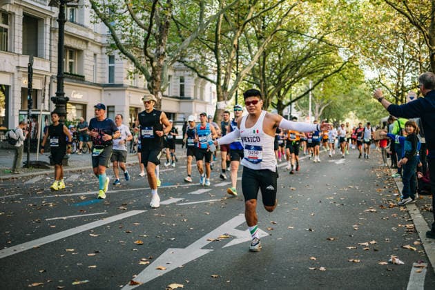 Highlights from the 52nd BMW BERLIN MARATHON on September 27, 2026, in Berlin: Runners on the marathon course and spectators lining the route of the 2026 BMW Berlin Marathon