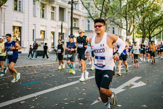 Highlights from the 52nd BMW BERLIN MARATHON on September 27, 2026, in Berlin: Runners on the marathon course and spectators lining the route of the 2026 BMW Berlin Marathon