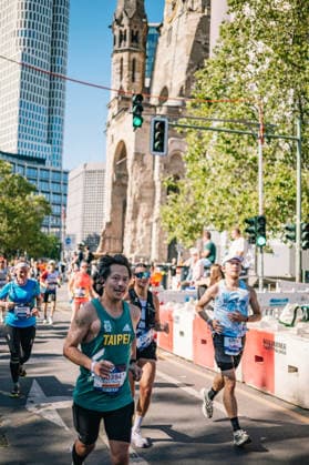Highlights from the 52nd BMW BERLIN MARATHON on September 27, 2026, in Berlin: Runners on the marathon course and spectators lining the route of the 2026 BMW Berlin Marathon