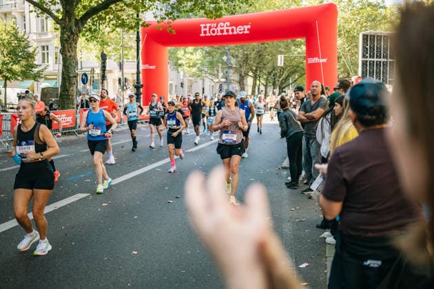 Highlights from the 52nd BMW BERLIN MARATHON on September 27, 2026, in Berlin: Runners on the marathon course and spectators lining the route of the 2026 BMW Berlin Marathon