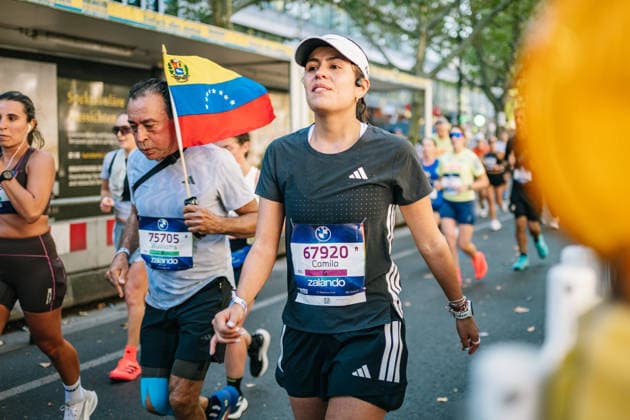 Highlights from the 52nd BMW BERLIN MARATHON on September 27, 2026, in Berlin: Runners on the marathon course and spectators lining the route of the 2026 BMW Berlin Marathon
