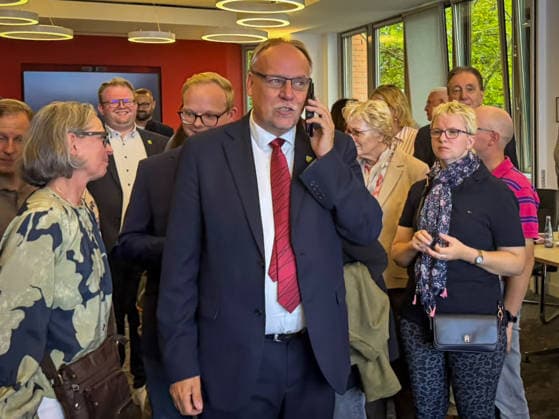 Aurich, Germany, September 27, 2026 Olaf Wiltfang (SPD) on election night at the Aurich County Hall The SPD candidate wins the runoff election for the office of district administrator in Aurich County Wiltfang makes a phone call after the election results are announced, surrounded by supporters and guests With his victory, he secures the runoff election for Copyright: xHans-JoachimxSteinsiekx