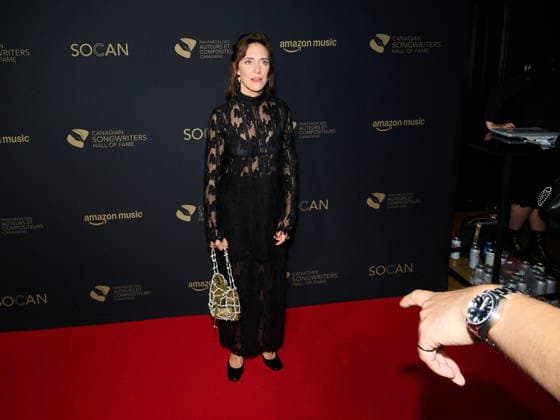 September 26, 2026, Toronto, On, Canada: Leslie Feist walks the red carpet ahead of the Canadian Songwriters Hall of Fame induction ceremony in Toronto, on Saturday, Sept. 26, 2026. Toronto Canada  - ZUMAc35_ 20260926_zaf_c35_251 Copyright: xSammyxKoganx