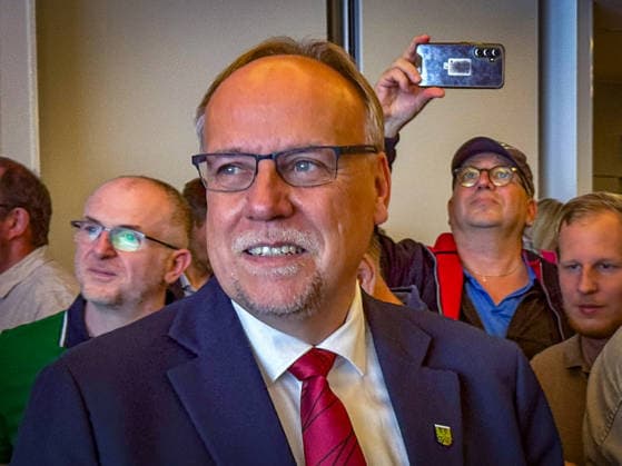 Aurich, Germany, September 27, 2026: Olaf Wiltfang (SPD) on election night at the Aurich County Hall, surrounded by his supporters. The SPD candidate wins the runoff election for the office of district administrator in Aurich County and becomes the new district administrator. Copyright: xHans-JoachimxSteinsiekx