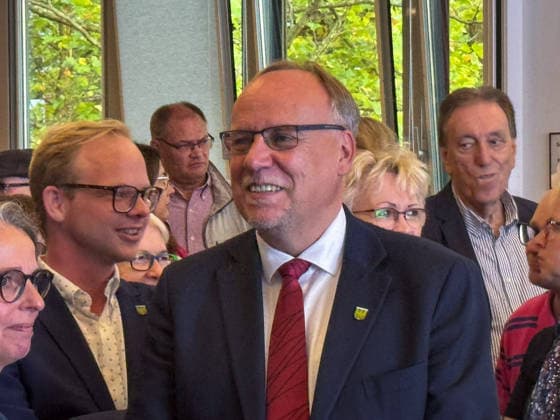 Aurich, Germany, September 27, 2026: Olaf Wiltfang (SPD) on election night at the Aurich County Hall, surrounded by his supporters. The SPD candidate wins the runoff election for the office of district administrator in Aurich County and becomes the new district administrator. Copyright: xHans-JoachimxSteinsiekx