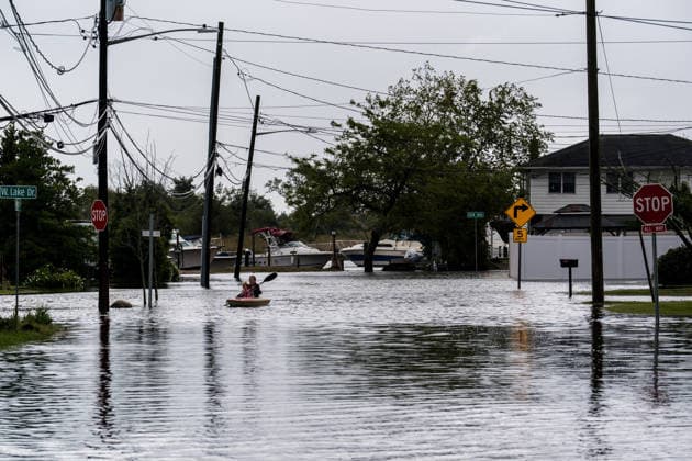 Nor’easter storm causes major coastal flooding in Long Island NEW YORK, UNITED STATES - SEPTEMBER 27: A resident paddles a kayak down a flooded residential street following severe coastal inundation caused by a major Nor’easter storm in Lindenhurst, Long Island, New York, United States on September 27, 2026. A powerful Nor’easter storm battered coastal communities across the region, causing widespread flooding and severe tidal surges. Thomas Hengge Anadolu New York United States. Editorial use only. Please get in touch for any other usage.  Copyright: x2026xAnadoluxThomasxHenggex