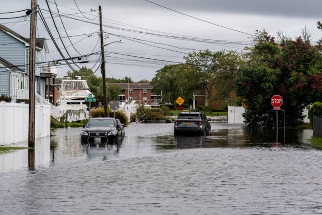 Nor’easter storm causes major coastal flooding in Long Island NEW YORK, UNITED STATES - SEPTEMBER 27: Cars sit partially submerged in deep floodwaters following severe coastal flooding triggered by a powerful Nor’easter in Lindenhurst, Long Island, New York, United States on September 27, 2026. A powerful Nor’easter storm battered coastal communities across the region, causing widespread flooding and severe tidal surges. Thomas Hengge Anadolu New York United States. Editorial use only. Please get in touch for any other usage.  Copyright: x2026xAnadoluxThomasxHenggex