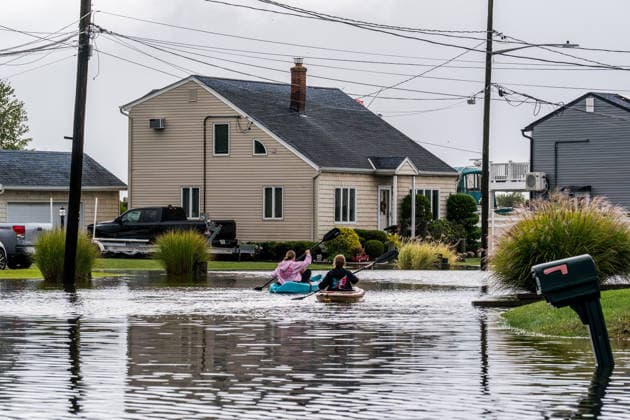 Nor’easter storm causes major coastal flooding in Long Island NEW YORK, UNITED STATES - SEPTEMBER 27: Residents paddle a kayak down a flooded residential street following severe coastal inundation caused by a major Nor’easter storm in Lindenhurst, Long Island, New York, United States on September 27, 2026. A powerful Nor’easter storm battered coastal communities across the region, causing widespread flooding and severe tidal surges. Thomas Hengge Anadolu New York United States. Editorial use only. Please get in touch for any other usage.  Copyright: x2026xAnadoluxThomasxHenggex