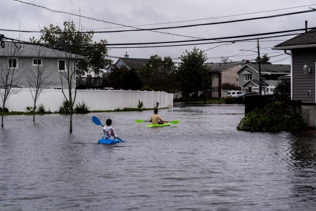 Nor’easter storm causes major coastal flooding in Long Island NEW YORK, UNITED STATES - SEPTEMBER 27: Residents paddle a kayak down a flooded residential street following severe coastal inundation caused by a major Nor’easter storm in Lindenhurst, Long Island, New York, United States on September 27, 2026. A powerful Nor’easter storm battered coastal communities across the region, causing widespread flooding and severe tidal surges. Thomas Hengge Anadolu New York United States. Editorial use only. Please get in touch for any other usage.  Copyright: x2026xAnadoluxThomasxHenggex