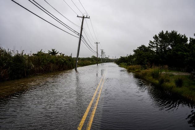 Nor’easter storm causes major coastal flooding in Long Island NEW YORK, UNITED STATES - SEPTEMBER 27: Seawater inundates Dune Road following heavy coastal flooding brought by a major Nor’easter storm in Westhampton, Long Island, New York, United States on September 27, 2026. High tides and storm surges triggered widespread flooding across coastal communities in the region. Thomas Hengge Anadolu New York United States. Editorial use only. Please get in touch for any other usage.  Copyright: x2026xAnadoluxThomasxHenggex