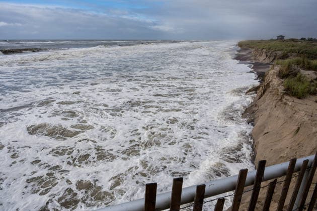 Nor’easter storm causes major coastal flooding in Long Island NEW YORK, UNITED STATES - SEPTEMBER 27: Rough surf and high tide driven by a Nor’easter storm crash against the coastal sand dunes at Smith Point Beach in Shirley, Long Island, New York, United States on September 27, 2026. A powerful Nor’easter storm battered coastal communities across the region, causing widespread flooding and severe tidal surges. Thomas Hengge Anadolu New York United States. Editorial use only. Please get in touch for any other usage.  Copyright: x2026xAnadoluxThomasxHenggex