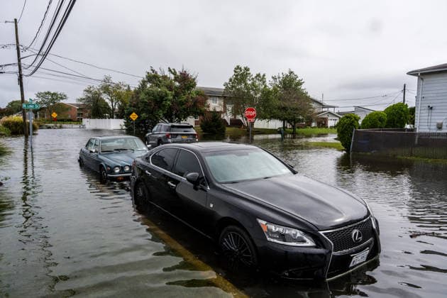 Nor’easter storm causes major coastal flooding in Long Island NEW YORK, UNITED STATES - SEPTEMBER 27: Cars sit partially submerged in deep floodwaters following severe coastal flooding triggered by a powerful Nor’easter in Lindenhurst, Long Island, New York, United States on September 27, 2026. A powerful Nor’easter storm battered coastal communities across the region, causing widespread flooding and severe tidal surges. Thomas Hengge Anadolu New York United States. Editorial use only. Please get in touch for any other usage.  Copyright: x2026xAnadoluxThomasxHenggex