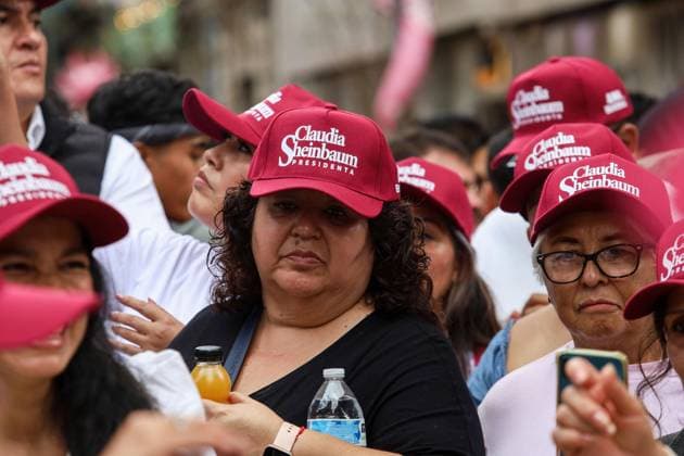 September 27, 2026: TO-45253- Ciudad de M& xe9;xico. 2026-09 -27. .People participate during the accountability report of President Claudia Sheinbaum Pardo, in the Plaza de la Constituci& xf3;n in Mexico City. Alejandro God& xcd;nez Clasos.com.mx - ZUMAcs4_ 20260927_faa_cs4_021 Copyright: xAlejandroxGod& Xed;Nezx