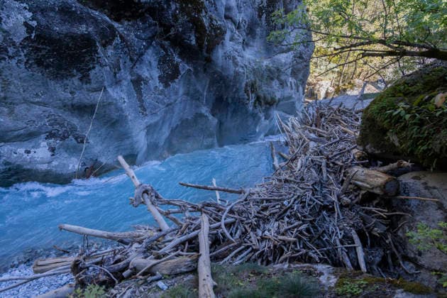 Gyr Flood Damage - France Branches and tree trunks carried by the flood are piled against rocks beside the Gyr. Vallouise-Pelvoux, Hautes-Alpes, France, September 27, 2026. The exceptional floods of August 28 caused major damage in Vallouise-Pelvoux and on the road to Ailefroide. The damage highlights the growing exposure of Alpine valleys to intense rainfall and torrential hazards in a warming climate. Photo by Thibaut Durand ABACAPRESS.COM Vallouise-Pelvoux PROVENCE-ALPES-COTE D AZUR France  Copyright: xDurandxThibaut ABACAx