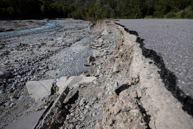 Gyr Flood Damage - France The broken edge of a road reveals the depth of erosion caused by the flood. Vallouise-Pelvoux, Hautes-Alpes, France, September 27, 2026. The exceptional floods of August 28 caused major damage in Vallouise-Pelvoux and on the road to Ailefroide. The damage highlights the growing exposure of Alpine valleys to intense rainfall and torrential hazards in a warming climate. Photo by Thibaut Durand ABACAPRESS.COM Vallouise-Pelvoux PROVENCE-ALPES-COTE D AZUR France  Copyright: xDurandxThibaut ABACAx