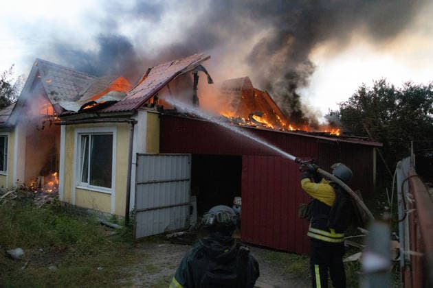 Russian drone attack in Sloviansk SLOVIANSK, UKRAINE - SEPTEMBER 27: Firefighters extinguish a fire in a house following a Russian drone attack in Sloviansk, Ukraine, on September 27, 2026. Francisco Richart Anadolu Sloviansk Ukraine. Editorial use only. Please get in touch for any other usage.  Copyright: x2026xAnadoluxFranciscoxRichartx