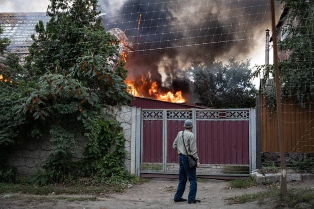 Russian drone attack in Sloviansk SLOVIANSK, UKRAINE - SEPTEMBER 27: A resident looks at a house on fire following a Russian drone attack in Sloviansk, Ukraine, on September 27, 2026. Francisco Richart Anadolu Sloviansk Ukraine. Editorial use only. Please get in touch for any other usage.  Copyright: x2026xAnadoluxFranciscoxRichartx