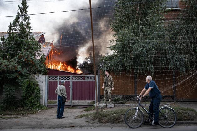 Russian drone attack in Sloviansk SLOVIANSK, UKRAINE - SEPTEMBER 27: Residents look at a house on fire following a Russian drone attack in Sloviansk, Ukraine, on September 27, 2026. Francisco Richart Anadolu Sloviansk Ukraine. Editorial use only. Please get in touch for any other usage.  Copyright: x2026xAnadoluxFranciscoxRichartx