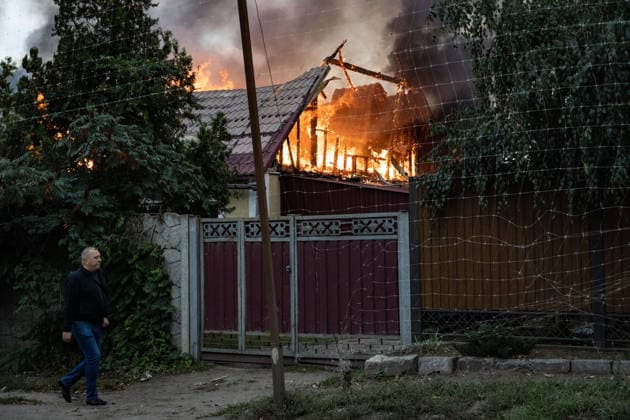 Russian drone attack in Sloviansk SLOVIANSK, UKRAINE - SEPTEMBER 27: A resident walks past a burning house following a Russian drone attack in Sloviansk, Ukraine, on September 27, 2026. Francisco Richart Anadolu Sloviansk Ukraine. Editorial use only. Please get in touch for any other usage.  Copyright: x2026xAnadoluxFranciscoxRichartx