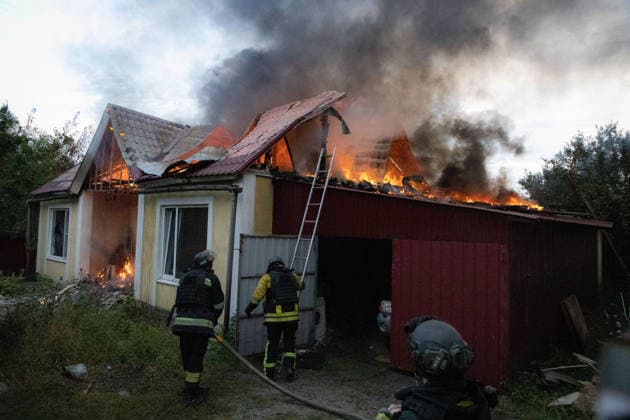 Russian drone attack in Sloviansk SLOVIANSK, UKRAINE - SEPTEMBER 27: Firefighters extinguish a fire in a house following a Russian drone attack in Sloviansk, Ukraine, on September 27, 2026. Francisco Richart Anadolu Sloviansk Ukraine. Editorial use only. Please get in touch for any other usage.  Copyright: x2026xAnadoluxFranciscoxRichartx