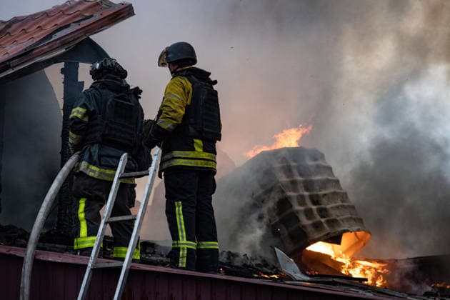 Russian drone attack in Sloviansk SLOVIANSK, UKRAINE - SEPTEMBER 27: Firefighters extinguish a fire in a house following a Russian drone attack in Sloviansk, Ukraine, on September 27, 2026. Francisco Richart Anadolu Sloviansk Ukraine. Editorial use only. Please get in touch for any other usage.  Copyright: x2026xAnadoluxFranciscoxRichartx