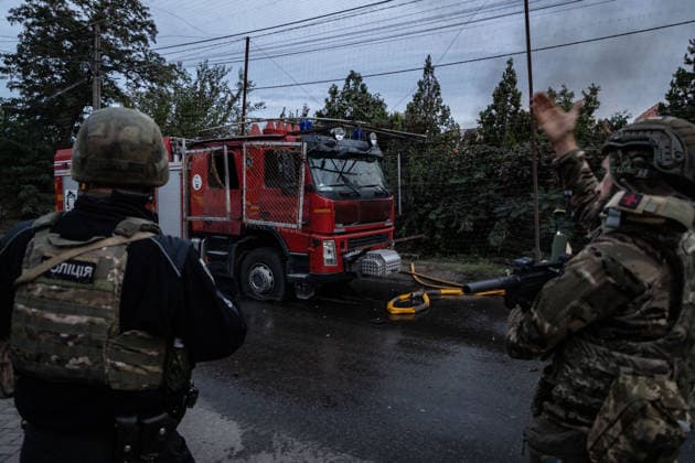 Russian drone attack in Sloviansk SLOVIANSK, UKRAINE - SEPTEMBER 27: Members of the armed forces direct traffic next to a firetruck after it was hit by an FPV drone while operating at a house fire following a Russian drone attack in Sloviansk, Ukraine, on September 27, 2026. Francisco Richart Anadolu Sloviansk Ukraine. Editorial use only. Please get in touch for any other usage.  Copyright: x2026xAnadoluxFranciscoxRichartx