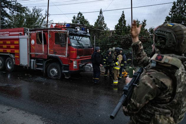Russian drone attack in Sloviansk SLOVIANSK, UKRAINE - SEPTEMBER 27: A member of the armed forces directs traffic next to a firetruck after it was hit by an FPV drone while operating at a house fire following a Russian drone attack in Sloviansk, Ukraine, on September 27, 2026. Francisco Richart Anadolu Sloviansk Ukraine. Editorial use only. Please get in touch for any other usage.  Copyright: x2026xAnadoluxFranciscoxRichartx