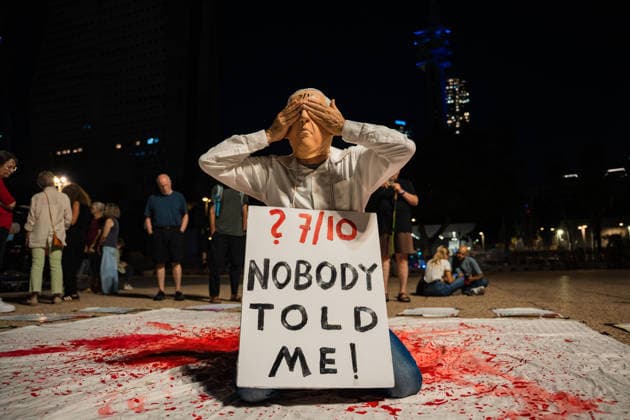 September 27, 2026, Tel Aviv, Tel Aviv, Israel: A performance artist dressed as Israeli PM Benjamin Netanyahu at Hostages Square performs in front of IDF command and the Ministry of Defense, to commemorate 3 years since October 7th Tel Aviv Israel - ZUMAg280 20260927_znp_g280_009 Copyright: xYoavxGinsburgx