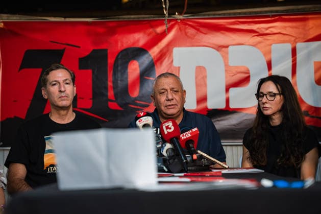September 27, 2026, Tel Aviv, Tel Aviv, Israel: GADI EISENKOT, leading candidate to replace Benjamin Netanyahu as Israeli PM speaks to the press at a Sukka, a tent for the holiday of Sukkot, built by families of former hostages In Hostages Square to commemorate 3 years since October 7th Tel Aviv Israel - ZUMAg280 20260927_znp_g280_012 Copyright: xYoavxGinsburgx