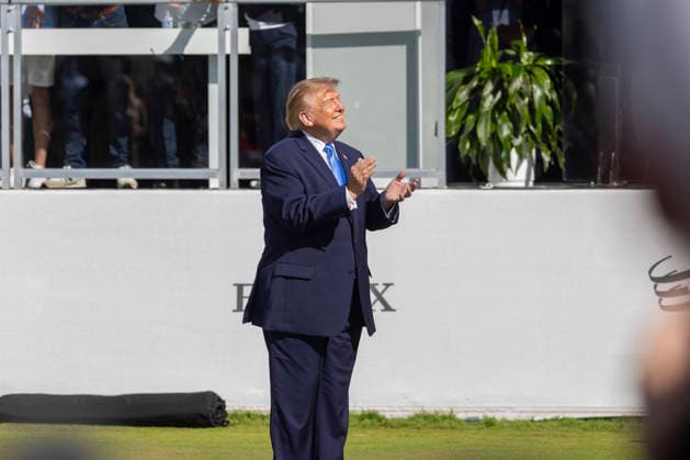 September 27, 2026, Medinah, Illinois, USA: U.S. President DONALD TRUMP walks onto the first hole during the final day of the 2026 Presidents Cup at Medinah Country Club in Medinah, Illinois, USA, on September 27, 2026. Medinah USA - ZUMAj302 20260927_znp_j302_003 Copyright: xBrettxJohnsenx