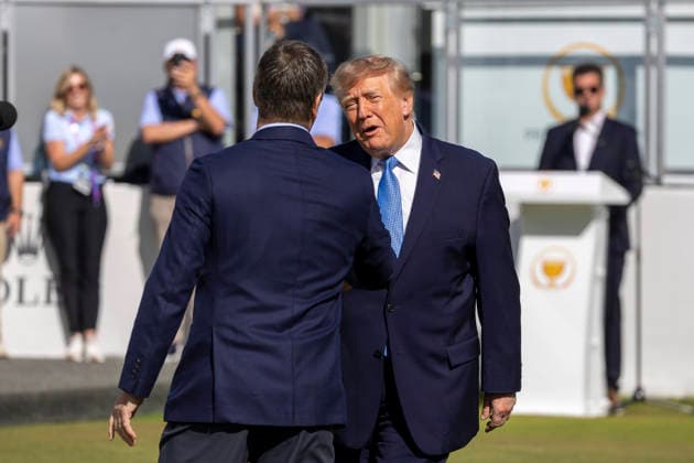 September 27, 2026, Medinah, Illinois, USA: U.S. President DONALD TRUMP walks onto the first hole during the final day of the 2026 Presidents Cup at Medinah Country Club in Medinah, Illinois, USA, on September 27, 2026. Medinah USA - ZUMAj302 20260927_znp_j302_004 Copyright: xBrettxJohnsenx