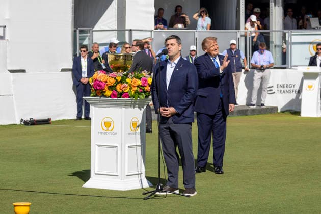 September 27, 2026, Medinah, Illinois, USA: PGA TOUR Commissioner BRIAN ROLAPP introduces U.S. President DONALD TRUMP during the final day of the 2026 Presidents Cup at Medinah Country Club in Medinah, Illinois, USA, on September 27, 2026. Medinah USA - ZUMAj302 20260927_znp_j302_005 Copyright: xBrettxJohnsenx