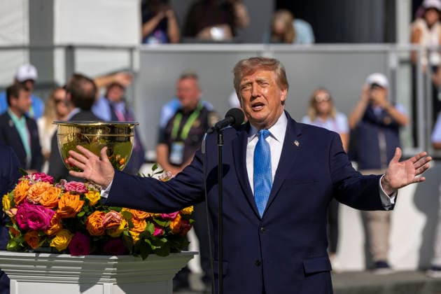 September 27, 2026, Medinah, Illinois, USA: U.S. President DONALD TRUMP speaks to the crowd during the final day of the 2026 Presidents Cup at Medinah Country Club in Medinah, Illinois, USA, on September 27, 2026. Medinah USA - ZUMAj302 20260927_znp_j302_006 Copyright: xBrettxJohnsenx