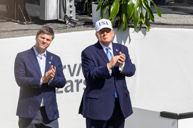 September 27, 2026, Medinah, Illinois, USA: U.S. President DONALD TRUMP speaks with PGA TOUR Commissioner BRIAN ROLAPP during the final day of the 2026 Presidents Cup at Medinah Country Club in Medinah, Illinois, USA, on September 27, 2026. Medinah USA - ZUMAj302 20260927_znp_j302_045 Copyright: xBrettxJohnsenx