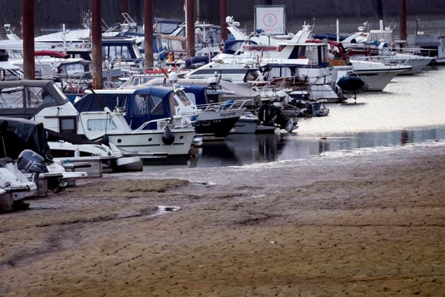 Low Water Levels at Cologne’s Rheinauhafen The Rhine water level in Cologne has once again dropped to a new all-time low. On Sunday, during low water, the level fell to 40 centimeters, breaking the previous record of 44 centimeters. Featured image, stock photo: Cologne, September 27, 2026, North Rhine-Westphalia, Germany Copyright: xChristophxHardtx