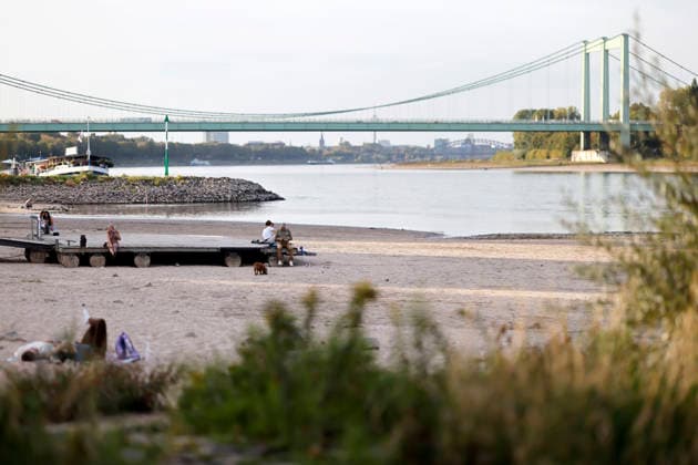 Low Water Levels Near Cologne-Rodenkirchen: The Rhine water level in Cologne has once again fallen to a new all-time low. On Sunday, during low water, the level dropped to 40 centimeters, falling below the previous record of 44 centimeters. Featured image, stock photo: Cologne, September 27, 2026, North Rhine-Westphalia, Germany Copyright: xChristophxHardtx