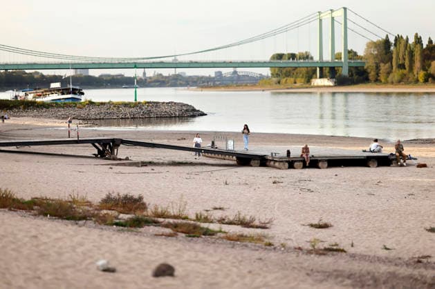 Low Water Levels Near Cologne-Rodenkirchen: The Rhine water level in Cologne has once again fallen to a new all-time low. On Sunday, during low water, the level dropped to 40 centimeters, falling below the previous record of 44 centimeters. Featured image, stock photo: Cologne, September 27, 2026, North Rhine-Westphalia, Germany Copyright: xChristophxHardtx