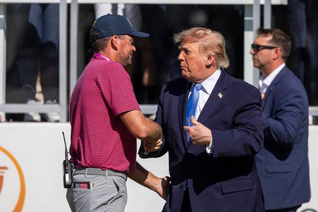 September 27, 2026, Medinah, Illinois, USA: U.S. President DONALD TRUMP greets U.S. Team player JUSTIN THOMAS during the final day of the 2026 Presidents Cup at Medinah Country Club in Medinah, Illinois, USA, on September 27, 2026. Medinah USA  - ZUMAj302 20260927_znp_j302_022 Copyright: xBrettxJohnsenx