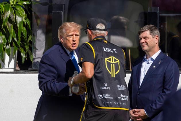 September 27, 2026, Medinah, Illinois, USA: U.S. President DONALD TRUMP greets International Team caddie DAVID BROOKER during the final day of the 2026 Presidents Cup at Medinah Country Club in Medinah, Illinois, USA, on September 27, 2026. Medinah USA  - ZUMAj302 20260927_znp_j302_026 Copyright: xBrettxJohnsenx