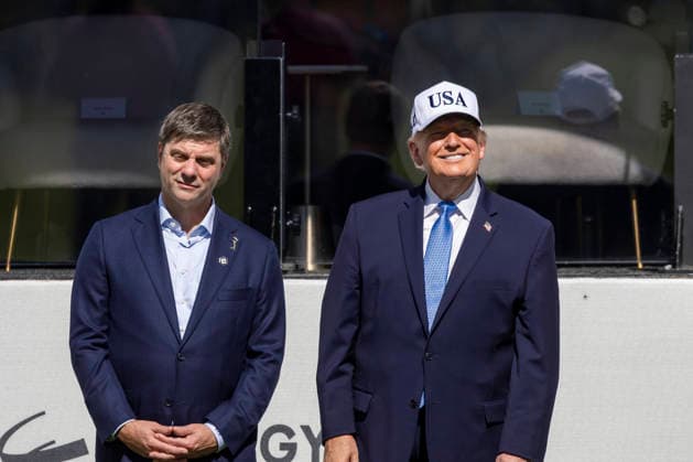 September 27, 2026, Medinah, Illinois, USA: U.S. President DONALD TRUMP speaks with PGA TOUR Commissioner BRIAN ROLAPP during the final day of the 2026 Presidents Cup at Medinah Country Club in Medinah, Illinois, USA, on September 27, 2026. Medinah USA  - ZUMAj302 20260927_znp_j302_039 Copyright: xBrettxJohnsenx